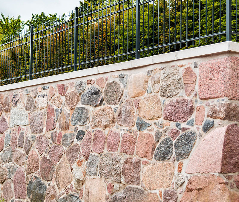 Sanierte Natursteinwand als Stützmauer