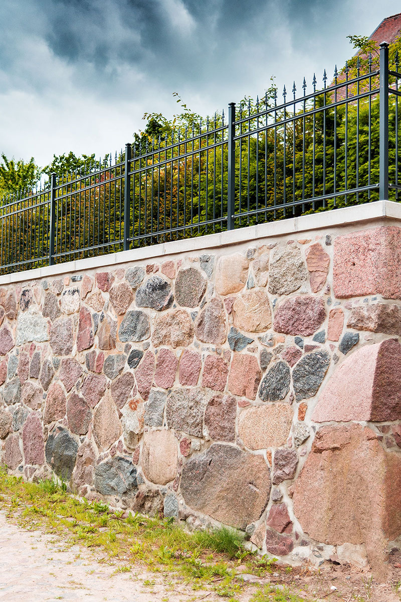 Sanierte Natursteinwand als Stützmauer